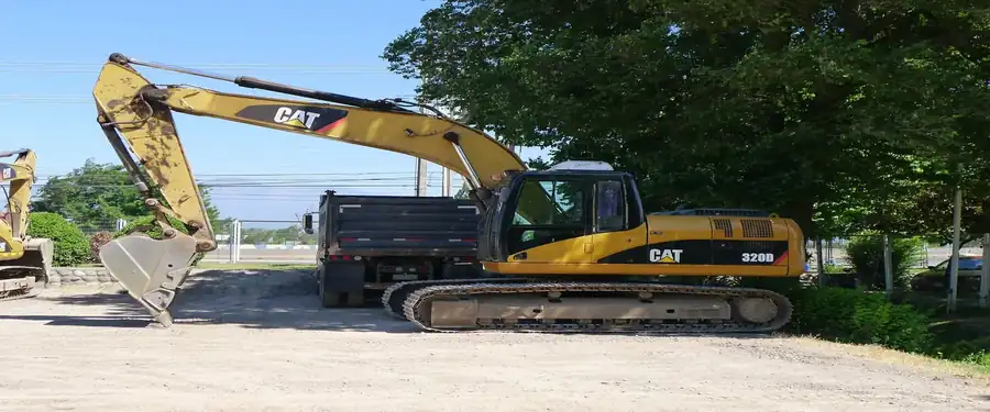 Excavadora en instalaciones de Ricardo Leiva