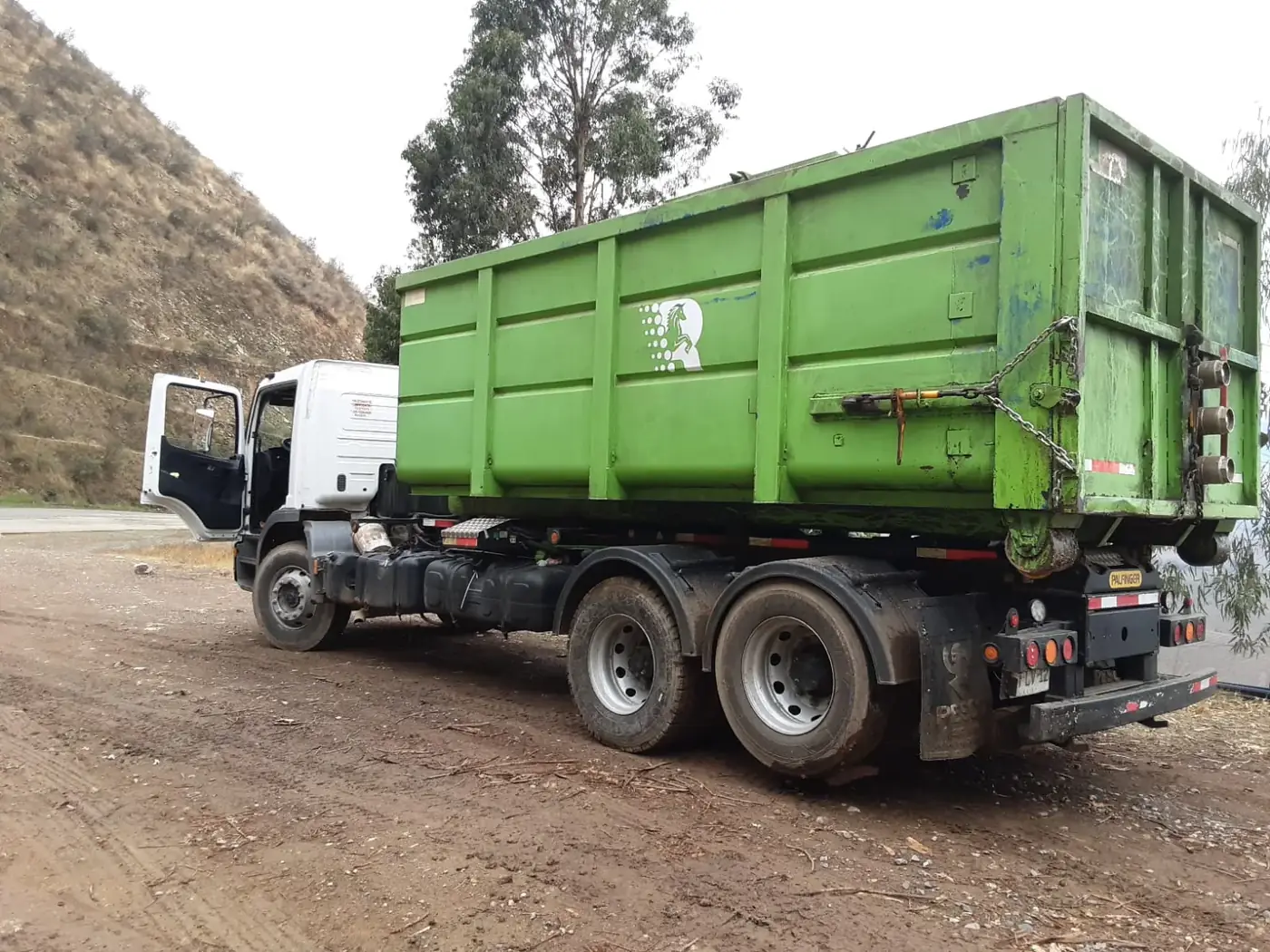 Camión con contenedor del contrato de Agrosuper